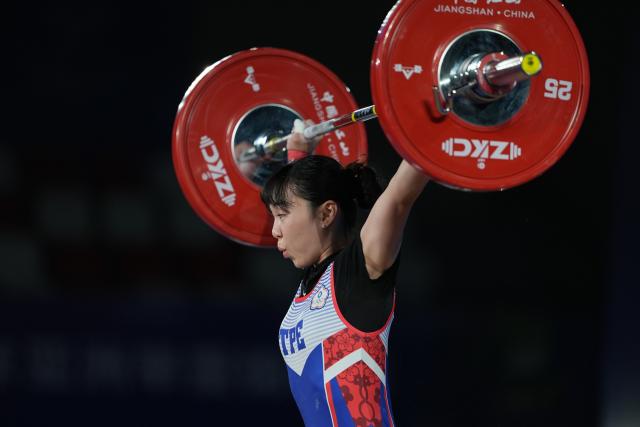 (250509) -- JIANGSHAN, May 9, 2025 (Xinhua) -- Hong Zi Yu of Chinese Taipei competes during the women's 45kg competition at 2025 Asian Weightlifting Championships in Jiangshan, east China's Zhejiang Province, May 9, 2025. (Xinhua/Hou Zhaokang)