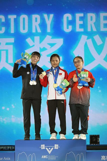 (250509) -- JIANGSHAN, May 9, 2025 (Xinhua) -- Gold medalist Zhao Jinhong (C) of China, silver medalist Hong Zi Yu (L) of Chinese Taipei and bronze medalist Pham Dinh Thi of Vietnam pose during the awarding ceremony for the women's 45kg competition at 2025 Asian Weightlifting Championships in Jiangshan, east China's Zhejiang Province, May 9, 2025. (Xinhua/Hou Zhaokang)