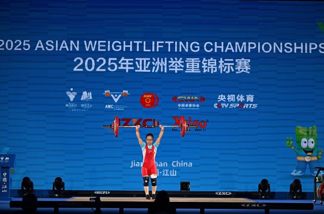 (250509) -- JIANGSHAN, May 9, 2025 (Xinhua) -- Pham Dinh Thi of Vietnam competes during the women's 45kg competition at 2025 Asian Weightlifting Championships in Jiangshan, east China's Zhejiang Province, May 9, 2025. (Xinhua/Hou Zhaokang)