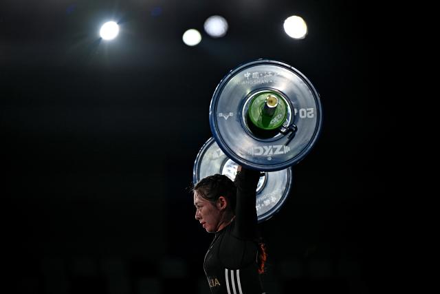 (250509) -- JIANGSHAN, May 9, 2025 (Xinhua) -- Tungalag Batnasan of Mongolia competes during the women's 45kg competition at 2025 Asian Weightlifting Championships in Jiangshan, east China's Zhejiang Province, May 9, 2025. (Xinhua/Hou Zhaokang)