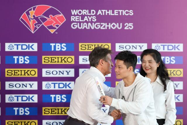 (250509) -- GUANGZHOU, May 9, 2025 (Xinhua) -- World Athletics president Sebastian Coe (L) shakes hands with Su Bingtian (C) of China during the press conference before the World Athletics Relays Guangzhou 2025 in Guangzhou, south China's Guangdong Province, May 9, 2025. (Xinhua/Li Ming)