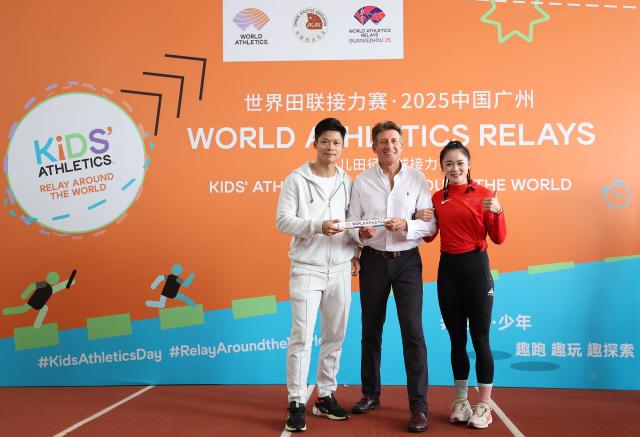 (250509) -- GUANGZHOU, May 9, 2025 (Xinhua) -- World Athletics president Sebastian Coe (C), Su Bingtian (L) and Liang Xiaojing of China pose for photograph after the press conference before the World Athletics Relays Guangzhou 2025 in Guangzhou, south China's Guangdong Province, May 9, 2025. (Xinhua/Li Ming)