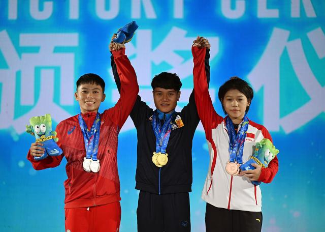 (250509) -- JIANGSHAN, May 9, 2025 (Xinhua) -- Gold medalist Thanyathon Sukcharoen (C) of Thailand,silver medalist Rosegie Ramos (L) of the Philippines and bronze medalist Xiang Linxiang of China pose during the awarding ceremony for the women's 49kg competition at 2025 Asian Weightlifting Championships in Jiangshan, east China's Zhejiang Province, May 9, 2025. (Xinhua/Hou Zhaokang)