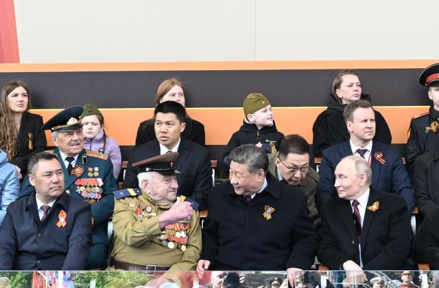(250509) -- MOSCOW, May 9, 2025 (Xinhua) -- Chinese President Xi Jinping attends celebrations marking the 80th anniversary of the victory in the Soviet Union's Great Patriotic War in Moscow, Russia, May 9, 2025. Leaders from more than 20 countries and international organizations were invited to the events. (Xinhua/Xie Huanchi)