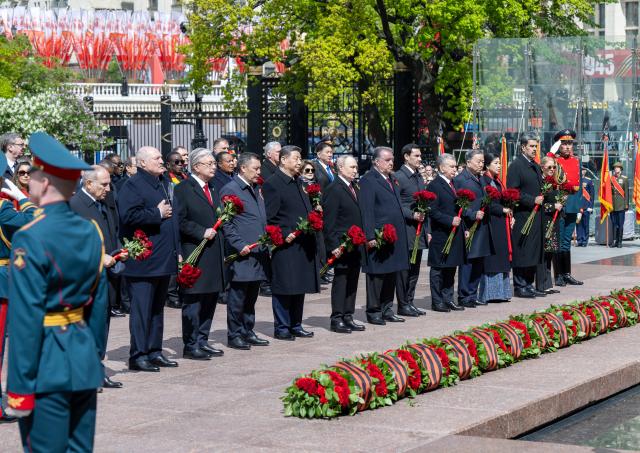 (250509) -- MOSCOW, May 9, 2025 (Xinhua) -- Chinese President Xi Jinping, along with other leaders, lays flowers at the Tomb of the Unknown Soldier and observes a moment of silence, following the celebrations marking the 80th anniversary of the victory in the Soviet Union's Great Patriotic War in Moscow, Russia, May 9, 2025. Leaders from more than 20 countries and international organizations are invited to the events. (Xinhua/Zhai Jianlan)