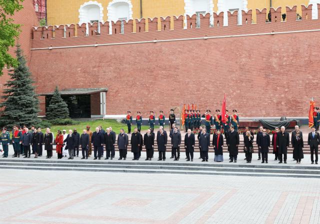 (250509) -- MOSCOW, May 9, 2025 (Xinhua) -- Chinese President Xi Jinping poses for a group photo with other leaders following the celebrations marking the 80th anniversary of the victory in the Soviet Union's Great Patriotic War in Moscow, Russia, May 9, 2025. Leaders from more than 20 countries and international organizations are invited to the events. (Xinhua/Huang Jingwen)