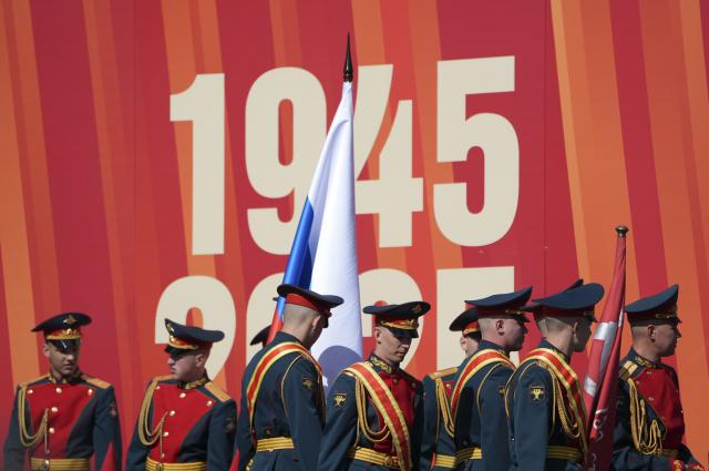 (250509) -- MOSCOW, May 9, 2025 (Xinhua) -- The members of an honor guard prepare to attend a grand parade marking the 80th anniversary of the victory in the Soviet Union's Great Patriotic War in Moscow, Russia, May 9, 2025. (Xinhua/Lai Xiangdong)