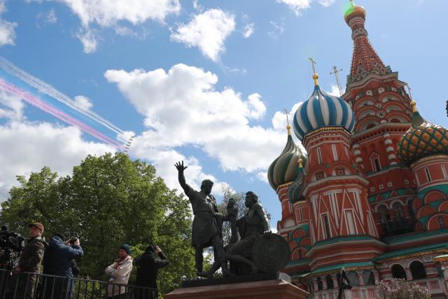 (250509) -- MOSCOW, May 9, 2025 (Xinhua) -- Aircraft fly in formation during a grand parade marking the 80th anniversary of the victory in the Soviet Union's Great Patriotic War in Moscow, Russia, May 9, 2025. (Xinhua/Bai Xueqi)