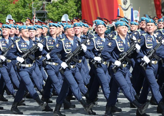 (250509) -- MOSCOW, May 9, 2025 (Xinhua) -- Soldiers march during a grand parade marking the 80th anniversary of the victory in the Soviet Union's Great Patriotic War in Moscow, Russia, May 9, 2025. (Xinhua/Ding Lin)