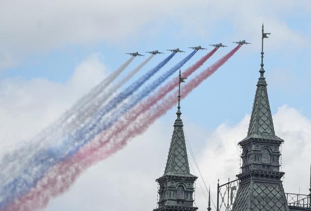 (250509) -- MOSCOW, May 9, 2025 (Xinhua) -- Aircraft fly in formation during a grand parade marking the 80th anniversary of the victory in the Soviet Union's Great Patriotic War in Moscow, Russia, May 9, 2025. (Xinhua/Lai Xiangdong)
