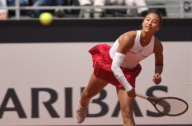 (250509) -- ROME, May 9, 2025 (Xinhua) -- Zheng Qinwen serves during the women's singles 2nd round match between Zheng Qinwen of China and Olga Danilovic of Serbia at the WTA Italian Open in Rome, Italy, May 9, 2025. (Xinhua/Li Jing)