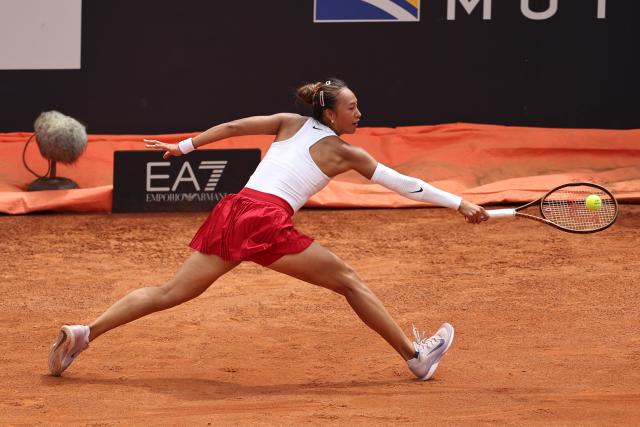 (250509) -- ROME, May 9, 2025 (Xinhua) -- Zheng Qinwen returns a shot during the women's singles 2nd round match between Zheng Qinwen of China and Olga Danilovic of Serbia at the WTA Italian Open in Rome, Italy, May 9, 2025. (Xinhua/Li Jing)