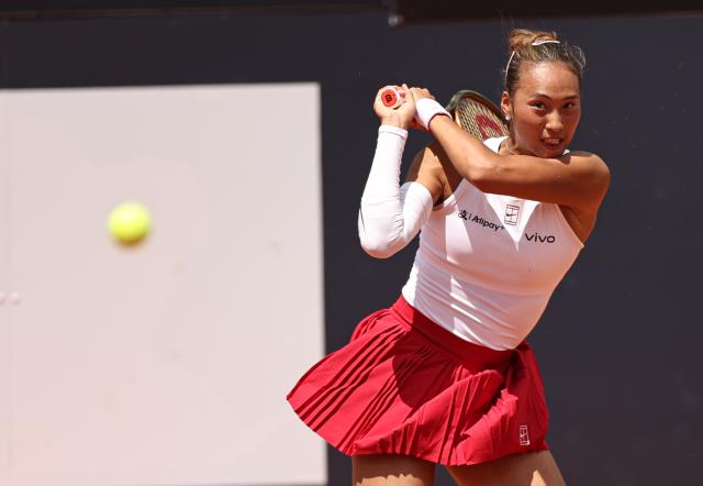 (250509) -- ROME, May 9, 2025 (Xinhua) -- Zheng Qinwen returns a shot during the women's singles 2nd round match between Zheng Qinwen of China and Olga Danilovic of Serbia at the WTA Italian Open in Rome, Italy, May 9, 2025. (Xinhua/Li Jing)