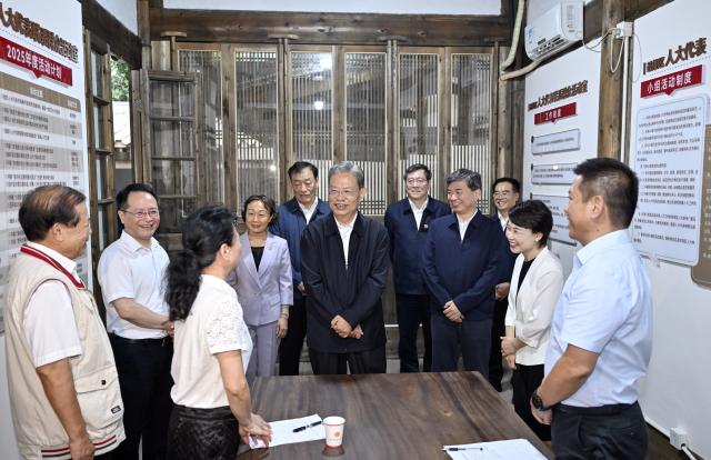 (250509) -- FUZHOU, May 9, 2025 (Xinhua) -- Zhao Leji, chairman of the National People's Congress Standing Committee and a member of the Standing Committee of the Political Bureau of the Communist Party of China Central Committee, interacts with local lawmakers and members of the public in Gulou District of Fuzhou City, southeast China's Fujian Province, May 8, 2025. Zhao conducted an inspection and research tour in Fujian from Wednesday to Friday this week. (Xinhua/Yin Bogu)