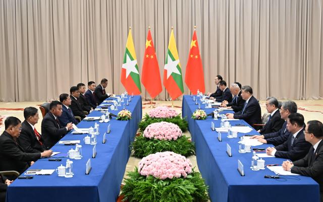 (250509) -- MOSCOW, May 9, 2025 (Xinhua) -- Chinese President Xi Jinping meets with Myanmar leader Min Aung Hlaing on the sidelines of the celebrations marking the 80th anniversary of the victory in the Soviet Union's Great Patriotic War in Moscow, Russia, May 9, 2025. (Xinhua/Zhang Ling)