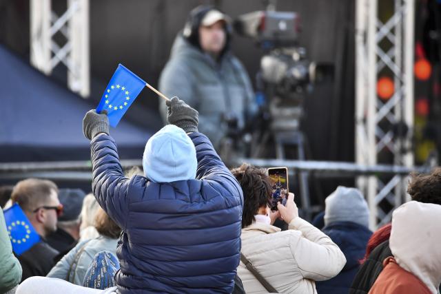 (250510) -- NARVA, May 10, 2025 (Xinhua) -- People watch a concert during a Europe Day celebration event in Narva, Estonia, May 9, 2025. (Photo by Sergei Stepanov/Xinhua)