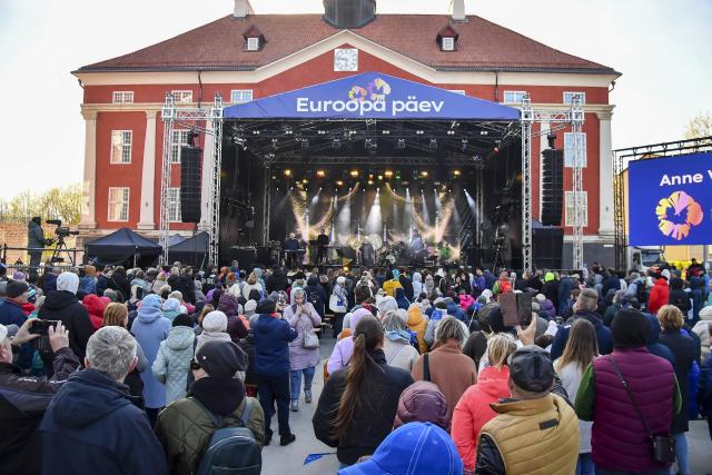 (250510) -- NARVA, May 10, 2025 (Xinhua) -- People watch a concert during a Europe Day celebration event in Narva, Estonia, May 9, 2025. (Photo by Sergei Stepanov/Xinhua)