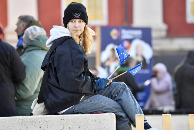(250510) -- NARVA, May 10, 2025 (Xinhua) -- A girl watches a concert during a Europe Day celebration event in Narva, Estonia, May 9, 2025. (Photo by Sergei Stepanov/Xinhua)