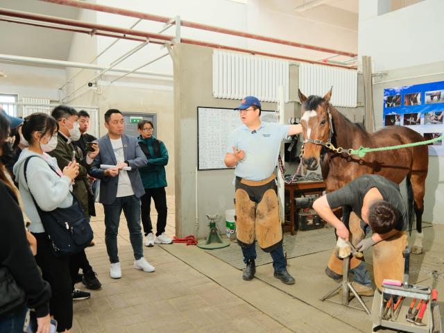 (250510) -- BAOTOU, May 10, 2025 (Xinhua) -- Students from University of Malaysia Sarawak learn to put on horseshoes at Vocational and Technical College of Inner Mongolia Agricultural University (UNIMAS) in Baotou, north China's Inner Mongolia Autonomous Region, May 9, 2025.
  A total of 21 UNIMAS students on Friday attended here hands-on studio workshops featuring traditional Chinese culture and technical training. (Xinhua/Ma Jinrui)