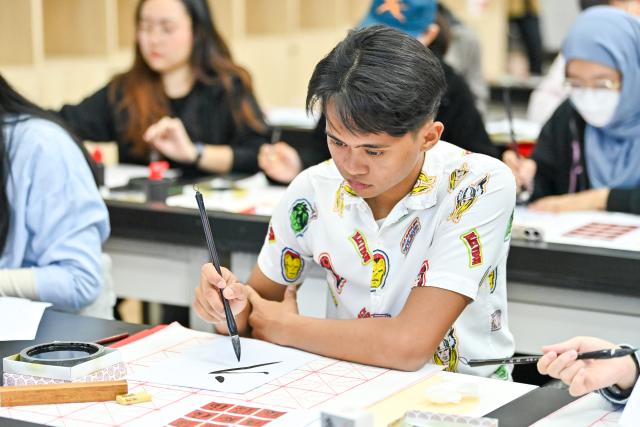 (250510) -- BAOTOU, May 10, 2025 (Xinhua) -- Students from University of Malaysia Sarawak (UNIMAS) practice Chinese calligraphy at Vocational and Technical College of Inner Mongolia Agricultural University in Baotou, north China's Inner Mongolia Autonomous Region, May 9, 2025.
  A total of 21 UNIMAS students on Friday attended here hands-on studio workshops featuring traditional Chinese culture and technical training. (Xinhua/Ma Jinrui)