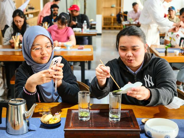 (250510) -- BAOTOU, May 10, 2025 (Xinhua) -- Students from University of Malaysia Sarawak (UNIMAS) learn to make tea at Vocational and Technical College of Inner Mongolia Agricultural University in Baotou, north China's Inner Mongolia Autonomous Region, May 9, 2025.
  A total of 21 UNIMAS students on Friday attended here hands-on studio workshops featuring traditional Chinese culture and technical training. (Xinhua/Ma Jinrui)