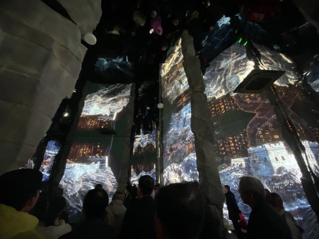 (250510) -- CHANGSHA, May 10, 2025 (Xinhua) -- People visit Wuxi's digital museum in Yongzhou City, central China's Hunan Province, Dec. 6, 2024. TO GO WITH "Across China: China taps digital tech to save thousand-year-old cliff inscriptions" (Xinhua/Liu Wangmin)
