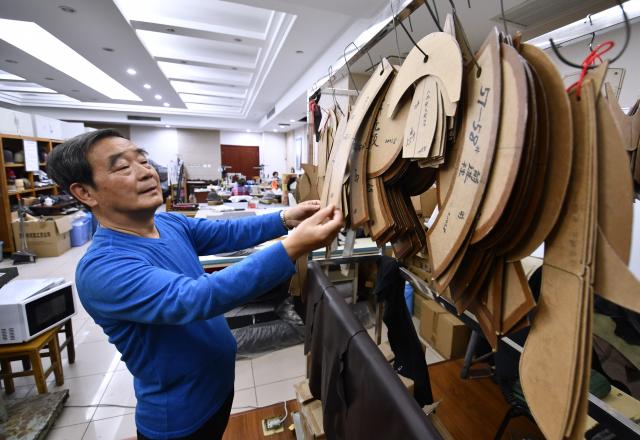 (250510) -- BEIJING, May 10, 2025 (Xinhua) -- Li Jinshan, an inheritor of Shengxifu hat making technique, picks a hat template at a Shengxifu workshop in Beijing, capital of China, April 22, 2025.
  Shengxifu, one of Beijing's time-honored brands, was established in 1911 and remains popular among people owing to its outstanding skills and premium quality. Its hat making technique was listed as a national intangible cultural heritage in 2008.
  Hat making of Shengxifu requires painstaking efforts, ranging from hide picking and material matching, to fur tailoring and leather flattening. Each procedure is demanding and must be done by hand.
  To better balance ancient craftsmanship and modern creativity, the brand continues imbibing new technologies, equipment and designs, keeping the traditional workmanship running along with the fashion. (Xinhua/Li Xin)