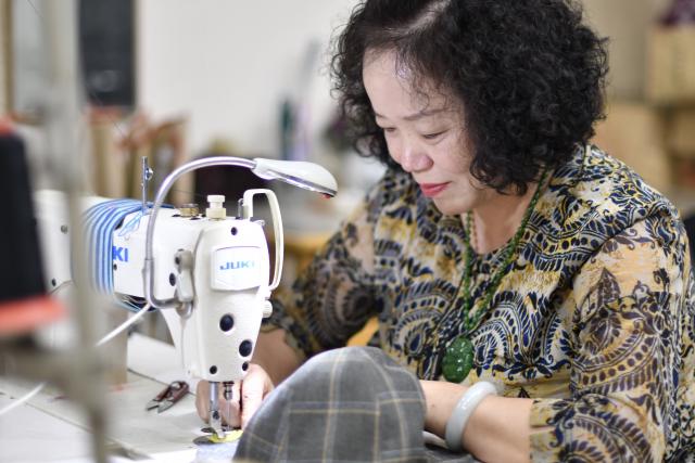 (250510) -- BEIJING, May 10, 2025 (Xinhua) -- Ma Wanlan, an inheritor of Shengxifu hat making technique, sews a hat at a Shengxifu workshop in Beijing, capital of China, May 4, 2025.
  Shengxifu, one of Beijing's time-honored brands, was established in 1911 and remains popular among people owing to its outstanding skills and premium quality. Its hat making technique was listed as a national intangible cultural heritage in 2008.
  Hat making of Shengxifu requires painstaking efforts, ranging from hide picking and material matching, to fur tailoring and leather flattening. Each procedure is demanding and must be done by hand.
  To better balance ancient craftsmanship and modern creativity, the brand continues imbibing new technologies, equipment and designs, keeping the traditional workmanship running along with the fashion. (Xinhua/Li Xin)