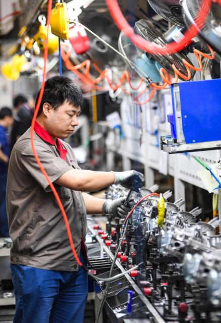 (250510) -- CHONGQING, May 10, 2025 (Xinhua) -- Staff members work at a generator production workshop of Senci Mechanical & Electrical Co., Ltd. in Beibei District of Chongqing, southwest China, May 9, 2025.
  In recent years, Beibei District of Chongqing has boosted policy support covering such aspects as technological innovation, market expansion, and financial assistance, continuously optimizing the business environment. At the same time, targeted policies have been introduced to stabilize and benefit enterprises, with ongoing efforts to enhance the quality and efficiency of services. 
  By the end of 2024, private business entities in Beibei District accounted for over 97 percent of the total, contributing to more than 80 percent of urban employment and over 90 percent of technological innovation platforms. (Xinhua/Wang Quanchao)