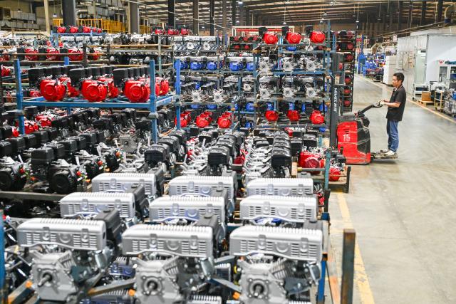 (250510) -- CHONGQING, May 10, 2025 (Xinhua) -- A staff member works at a generator production workshop of Senci Mechanical & Electrical Co., Ltd. in Beibei District of Chongqing, southwest China, May 9, 2025.
  In recent years, Beibei District of Chongqing has boosted policy support covering such aspects as technological innovation, market expansion, and financial assistance, continuously optimizing the business environment. At the same time, targeted policies have been introduced to stabilize and benefit enterprises, with ongoing efforts to enhance the quality and efficiency of services. 
  By the end of 2024, private business entities in Beibei District accounted for over 97 percent of the total, contributing to more than 80 percent of urban employment and over 90 percent of technological innovation platforms. (Xinhua/Wang Quanchao)