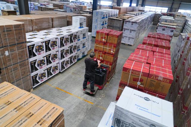 (250510) -- CHONGQING, May 10, 2025 (Xinhua) -- A staff member loads generators at Senci Mechanical & Electrical Co., Ltd. in Beibei District of Chongqing, southwest China, May 9, 2025.
  In recent years, Beibei District of Chongqing has boosted policy support covering such aspects as technological innovation, market expansion, and financial assistance, continuously optimizing the business environment. At the same time, targeted policies have been introduced to stabilize and benefit enterprises, with ongoing efforts to enhance the quality and efficiency of services. 
  By the end of 2024, private business entities in Beibei District accounted for over 97 percent of the total, contributing to more than 80 percent of urban employment and over 90 percent of technological innovation platforms. (Photo by Qin Tingfu/Xinhua)