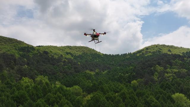 (250510) -- SHENYANG, May 10, 2025 (Xinhua) -- A lighting drone conducts illumination operations at a forest farm in Haicheng City, northeast China's Liaoning Province, May 6, 2025.
  As an important driving force of new economic momentum, the low-altitude economy is viewed by many as a key strategic emerging industry.
   In recent years, Liaoning Province has seized opportunities to actively develop its low-altitude economy. Taking full advantage of its location and its strengths in the fields of aviation and aerospace, the province has focused its development of the low-altitude economy on the general aviation and drone sectors, and enriched application scenarios such as emergency rescue, sightseeing tourism, and agricultural and forestry protection.
   A development pattern featuring Shenyang and Dalian as key forces supporting Liaoning's low-altitude economy is taking shape, ranging from China's home-grown four-seat electric aircraft RX4E, independently developed by the Liaoning General Aviation Academy of Shenyang Aerospace University, securing the first type certificate, to a drone powered by an ultra-low-temperature high-energy-density lithium battery, developed by the Dalian Institute of Chemical Physics under the Chinese Academy of Sciences, completing a flight test under extreme cold conditions. 
   The Shenyang general aviation industry base has attracted a cluster of enterprises, and multiple low-altitude passenger routes have been launched in Dalian. The low-altitude economy has injected impetus into the high-quality development of Liaoning Province. (Xinhua)
