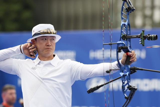 (250510) -- SHANGHAI, May 10, 2025 (Xinhua) -- Choi Yonghee of South Korea competes during the gold final of the Compound Men's competition at Shanghai 2025 Archery World Cup Stage 2 in Shanghai, east China, May 10, 2025. (Xinhua/Wang Xiang)
