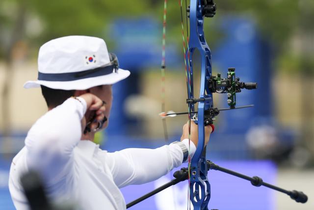 (250510) -- SHANGHAI, May 10, 2025 (Xinhua) -- Choi Yonghee of South Korea competes during the gold final of the Compound Men's competition at Shanghai 2025 Archery World Cup Stage 2 in Shanghai, east China, May 10, 2025. (Xinhua/Wang Xiang)