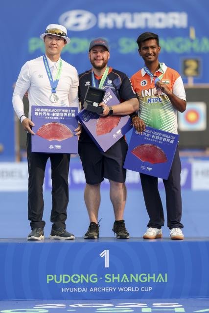 (250510) -- SHANGHAI, May 10, 2025 (Xinhua) -- (From L to R) Silver medalist Choi Yonghee of South Korea, gold medalist Mike Schloesser of the Netherlands and bronze medalist Rishabh Yadav of India pose during the awarding ceremony for the Compound Men's competition at Shanghai 2025 Archery World Cup Stage 2 in Shanghai, east China, May 10, 2025. (Xinhua/Wang Xiang)