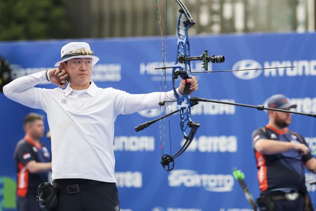 (250510) -- SHANGHAI, May 10, 2025 (Xinhua) -- Choi Yonghee of South Korea competes during the gold final of the Compound Men's competition at Shanghai 2025 Archery World Cup Stage 2 in Shanghai, east China, May 10, 2025. (Xinhua/Wang Xiang)