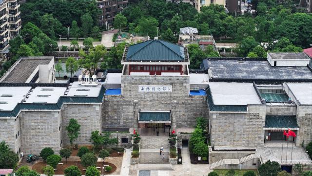 (250510) -- YUEYANG, May 10, 2025 (Xinhua) -- An aerial drone photo shows an exterior view of Yueyang Museum in Yueyang City, central China's Hunan Province, May 10, 2025. Yueyang Museum reopened to the public on Saturday after a temporary closure for renovation of space layout and exhibition area in the museum since Feb. 19, 2025. (Xinhua/Chen Zhenhai)