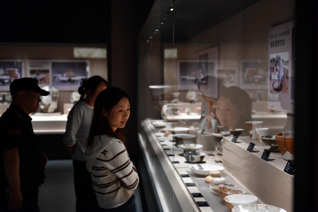 (250510) -- YUEYANG, May 10, 2025 (Xinhua) -- People visit Yueyang Museum in Yueyang City, central China's Hunan Province, May 10, 2025. Yueyang Museum reopened to the public on Saturday after a temporary closure for renovation of space layout and exhibition area in the museum since Feb. 19, 2025. (Xinhua/Chen Zhenhai)