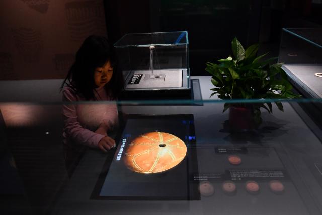 (250510) -- YUEYANG, May 10, 2025 (Xinhua) -- A child visits Yueyang Museum in Yueyang City, central China's Hunan Province, May 10, 2025. Yueyang Museum reopened to the public on Saturday after a temporary closure for renovation of space layout and exhibition area in the museum since Feb. 19, 2025. (Xinhua/Chen Zhenhai)