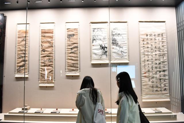 (250510) -- YUEYANG, May 10, 2025 (Xinhua) -- People visit Yueyang Museum in Yueyang City, central China's Hunan Province, May 10, 2025. Yueyang Museum reopened to the public on Saturday after a temporary closure for renovation of space layout and exhibition area in the museum since Feb. 19, 2025. (Xinhua/Chen Zhenhai)