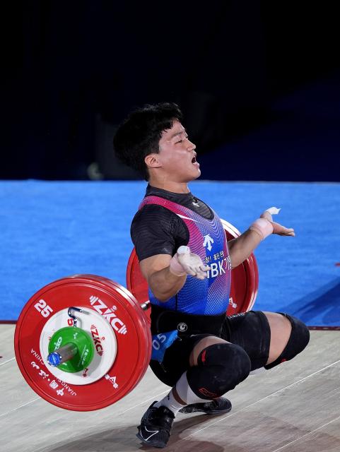 (250510) -- JIANGSHAN, May 10, 2025 (Xinhua) -- Bae Moonsu of South Korea competes during the men's 67kg competition at 2025 Asian Weightlifting Championships in Jiangshan, east China's Zhejiang Province, May 10, 2025. (Xinhua/Hou Zhaokang)