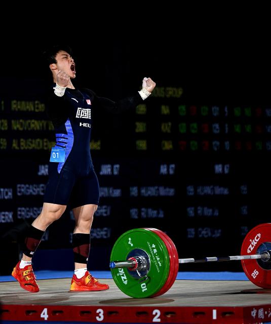 (250510) -- JIANGSHAN, May 10, 2025 (Xinhua) -- Zheng Xinhao of China reacts during the men's 67kg competition at 2025 Asian Weightlifting Championships in Jiangshan, east China's Zhejiang Province, May 10, 2025. (Xinhua/Hou Zhaokang)