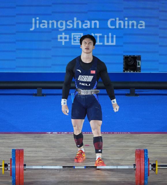 (250510) -- JIANGSHAN, May 10, 2025 (Xinhua) -- Zheng Xinhao of China reacts during the men's 67kg competition at 2025 Asian Weightlifting Championships in Jiangshan, east China's Zhejiang Province, May 10, 2025. (Xinhua/Hou Zhaokang)