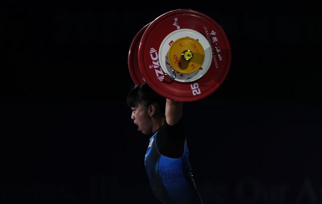 (250510) -- JIANGSHAN, May 10, 2025 (Xinhua) -- Chen Guan Ling of Chinese Taipei competes during the women's 55kg competition at 2025 Asian Weightlifting Championships in Jiangshan, east China's Zhejiang Province, May 10, 2025. (Xinhua/Hou Zhaokang)