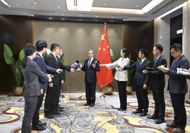 (250510) -- MOSCOW, May 10, 2025 (Xinhua) -- Chinese Foreign Minister Wang Yi, also a member of the Political Bureau of the Communist Party of China Central Committee, speaks during a press briefing in Moscow, Russia, May 9, 2025. (Xinhua/Zhang Ling)