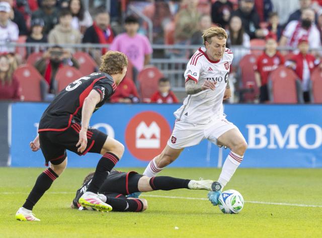 (250511) -- TORONTO, May 11, 2025 (Xinhua) -- Federico Bernardeschi (R) of Toronto FC breaks through during the 2025 Major League Soccer (MLS) regular season match between Toronto FC and D.C. United at BMO Field in Toronto, Canada, May 10, 2025. (Photo by Zou Zheng/Xinhua)