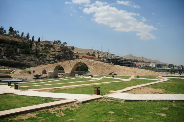 (250511) -- DOHUK, May 11, 2025 (Xinhua) -- This photo shows a view of the ancient Dalal Bridge in Dohuk province, Iraq, May 10, 2025. The construction of Dalal Bridge dates back to the period of the Byzantine Empire. (Xinhua/Duan Minfu)