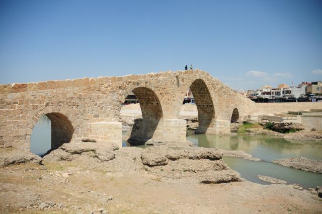 (250511) -- DOHUK, May 11, 2025 (Xinhua) -- People walk on the ancient Dalal Bridge in Dohuk province, Iraq, May 10, 2025. The construction of Dalal Bridge dates back to the period of the Byzantine Empire. (Xinhua/Duan Minfu)