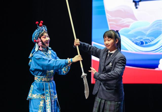 (250511) -- AUCKLAND, May 11, 2025 (Xinhua) -- A girl experiences the art of Peking Opera at the 2025 "Knowing Hubei, Echoes of Peking Opera Around the World" Peking Opera Gala in Auckland, New Zealand, May 9, 2025. The 2025 "Knowing Hubei, Echoes of Peking Opera Around the World" Peking Opera Gala was staged at the Civic Theater in New Zealand's largest city Auckland on Friday evening, receiving an enthusiastic response from local audiences.
   On Saturday, a Peking Opera salon further attracted keen participation from opera enthusiasts across the city. (Xinhua/Long Lei)
