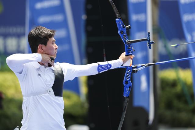 (250511) -- SHANGHAI, May 11, 2025 (Xinhua) -- Kim Je Deok of South Korea competes during the gold final of the Recurve Men's Team competition at Shanghai 2025 Archery World Cup Stage 2 in Shanghai, east China, May 11, 2025. (Xinhua/Wang Xiang)